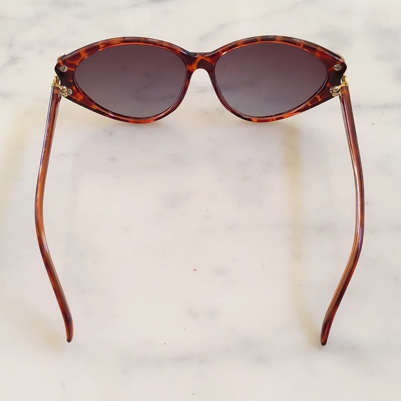 Vintage Multi Shades of Brown with Gold Décor Sunglasses. - Picture 3 of 3
